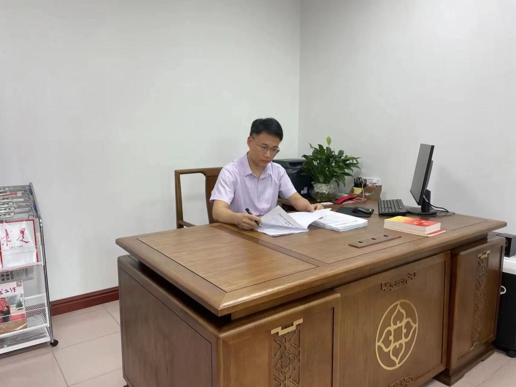 多宝(中国)一站式服务官网校友许云获评第六届  广东省“人民满意的公务员”称号