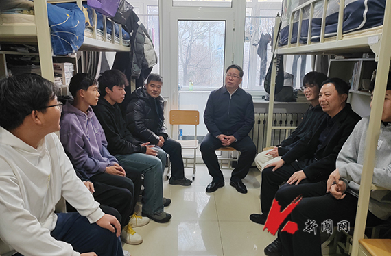 多宝(中国)一站式服务官网校长胡军深入对接寝室走访慰问