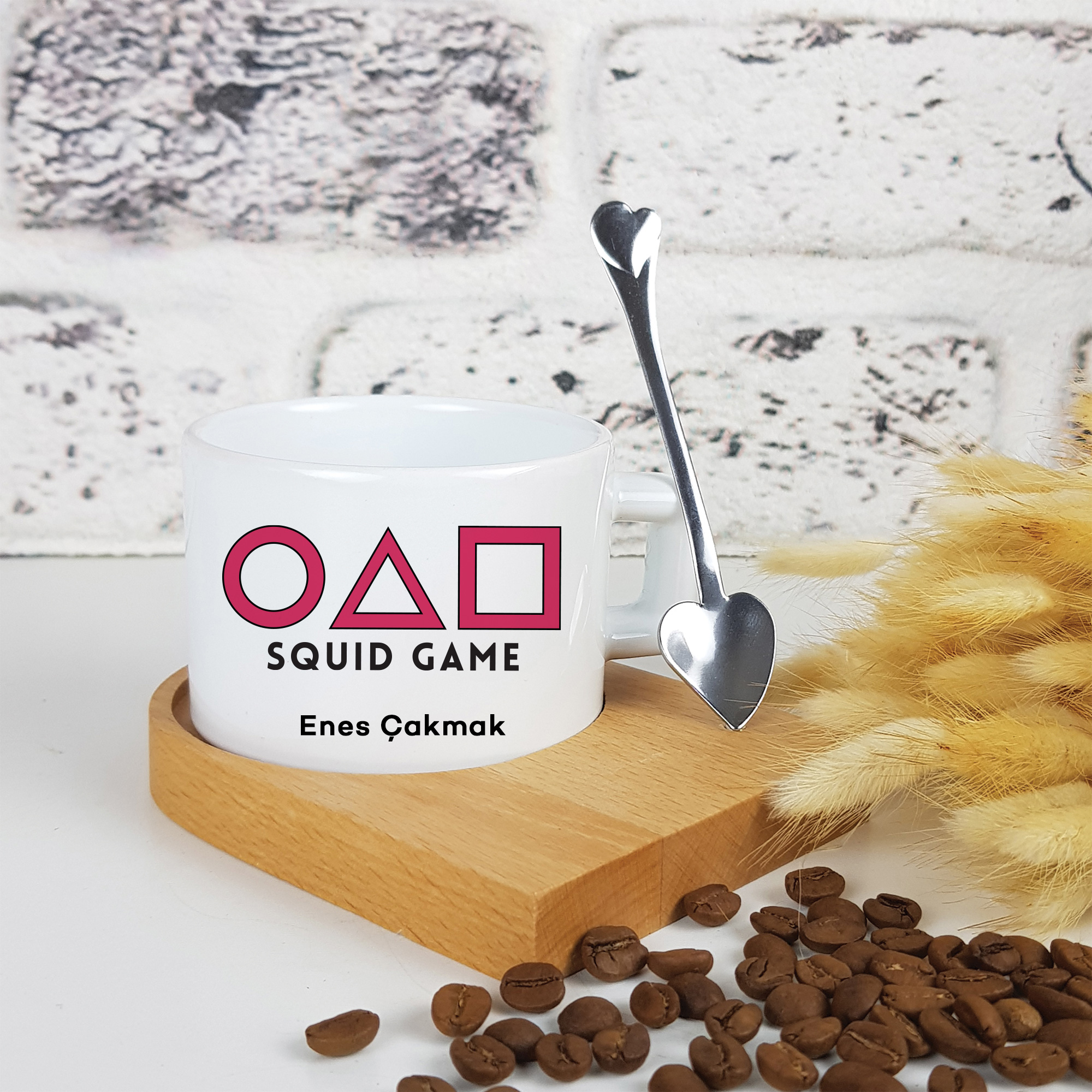 Kişiye Özel Squid Game Tasarımlı Ahşap Altlıklı Fincan